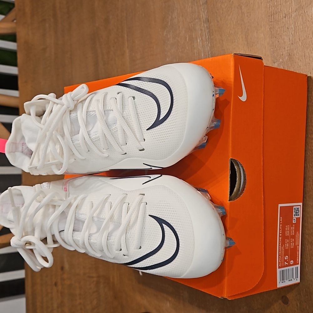 Women's lacrosse cleats